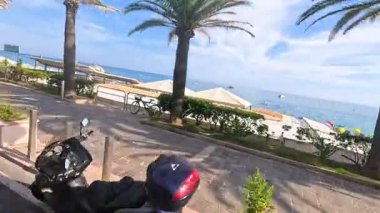 İnsanlar kıyı manzarasının tadını çıkarıyorlar.