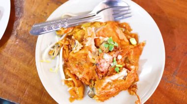 Lezzetli Tayland sokak yemekleri yüzen pazarda