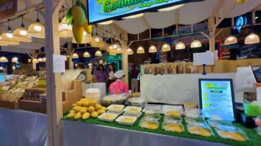 Meyve ve yerel mallarla dolup taşan pazar