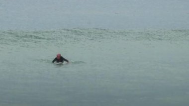 Dalgaları yakalayan ve sörf yapan sörfçü