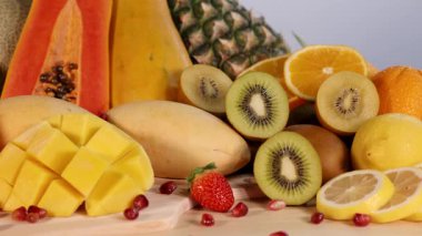 Çeşitli taze meyvelerden oluşan canlı bir karışım.