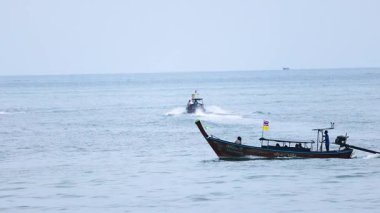 Bir tekne sakin Krabi sularında ilerliyor