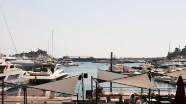 Yatlar Monte Carlo limanında, manzara manzaralı.