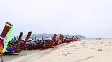 Tekneler Krabi 'nin kumlu sahilinde dizildi.