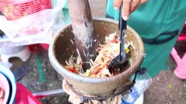 Geleneksel Tayland papaya salatası hazırlığı