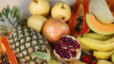 Çeşitli taze meyvelerden oluşan canlı bir karışım.