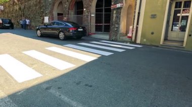 İtalya 'nın Cuneo şehrinde yaya geçidi.