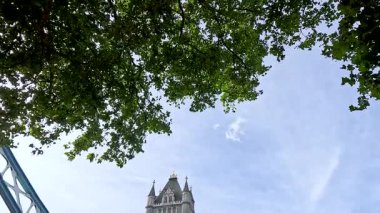 Tower Bridge ve çevresindeki ufuk çizgisinin görüntüsü
