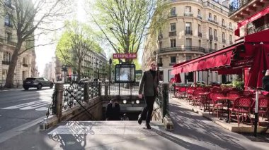 Paris 'te bir adam elinde bir çantayla köprüden geçiyor..
