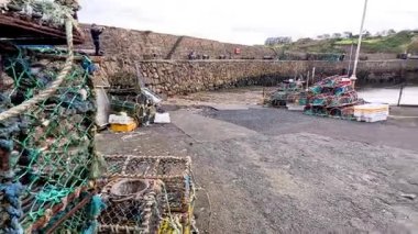 Yoğun bir limanda tekneler ve ağlar