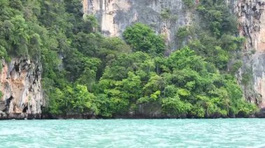 Krabi 'deki yemyeşil kayalıklar ve turkuaz sular
