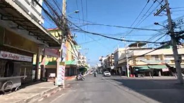 Yoldan geçen araçları olan hareketli bir şehir caddesi