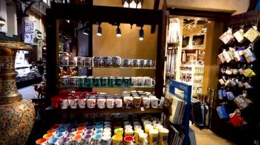 Dubai pazarında canlı bir hediyelik eşya dükkanı.