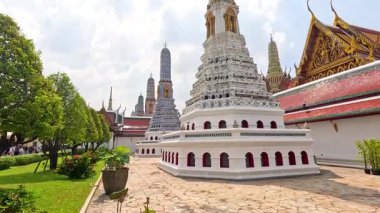 Bangkok, Tayland 'da gündüz vakti Wat Phra Kaew' ın ikonik pagoda ve bereketli çevresini gösteren sakin bir video.