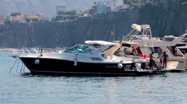 Sorrento kayalıkları yakınlarındaki bir teknede turistler