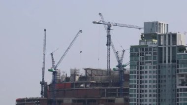 Gökdelen şantiyesinde vinç kaldırma malzemeleri