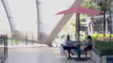 Açık havada tartışan iki kişi.