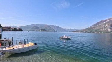 Tekne Varenna Como Gölü 'nden geçiyor.