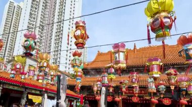 Canlı fenerler geleneksel bir tapınağı süslüyor.