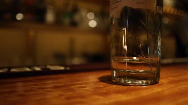 Boş bardaklar tezgahta hareketsiz duruyor..