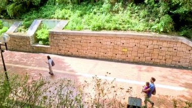 Ziyaretçiler güneşli bir günün tadını çıkarırlar.