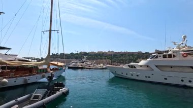 Monte Carlo limanından ayrılan bir yat.