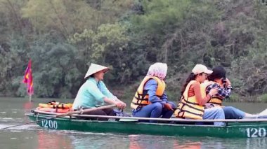 Turistler manzaralı bir tekne yolculuğunda anları yakalıyorlar.