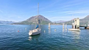 Sakin Como Gölü 'nde yüzen yelkenli.