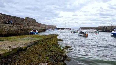 İskoç limanına yanaşmış tekneler