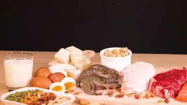 Bir masaya dizilmiş protein kaynaklarının çeşitliliği