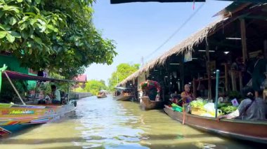Tekneler hareketli bir borsa kanalında yol alırlar.