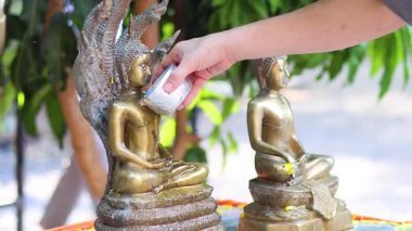 Eller Buda heykelini temizler ve parlatır.