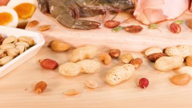 Çeşitli et, fındık ve deniz ürünleri sergilenmektedir.