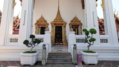 Wat Pho 'nun süslü yapılarının ayrıntılı görünümü