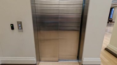 Kütüphaneye girip asansörü kullanan kişi