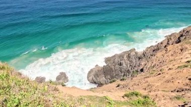 Kayalık kayalıklara çarpan dalgaların hava görüntüsü