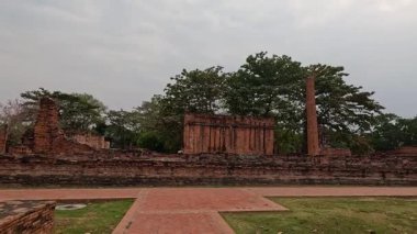 Antik tapınak kalıntılarını keşfeden turistler