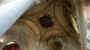 Louvre 'un mimari güzelliğini tecrübe eden ziyaretçiler..