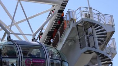 Gözlem kapsülü Londra Gözü 'ne yükseliyor.