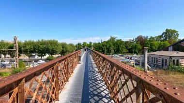 Libourne 'da tren rayları üzerinde bir köprü var.