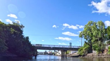 Altın Sahilde bir köprünün altından geçen tekne.
