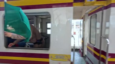 Tren Kanchanaburi istasyonuna varıyor.