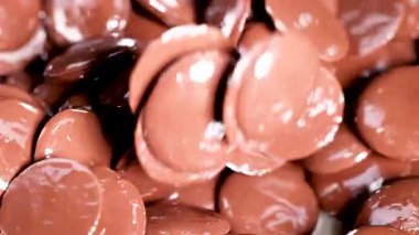 Kaşık hareketli parlak çikolata diskleri