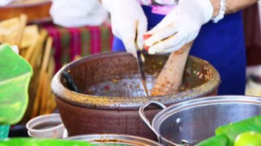 Taze malzeme ve aletlerle papaya salatası hazırlıyorum.