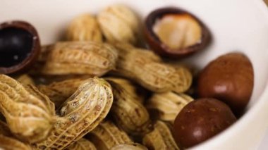 Fıstıklar ve kestaneler beyaz bir kasede dizilmiş.