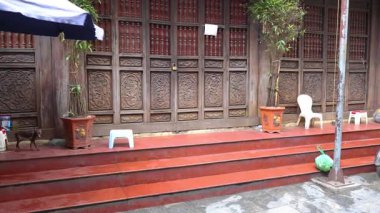 Bir köpek, sakin bir avluda gezinip kokluyor..