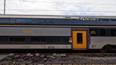 Tren Floransa istasyonuna geliyor, yolcular bekliyor.