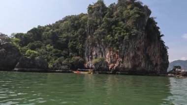 Kanocular tropikal bir adada gezinirler..