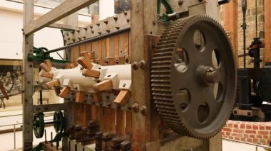 Müze sergisinde büyük vites mekanizması çalışıyor
