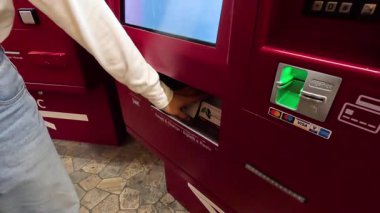 Kişi otomattan bilet alır